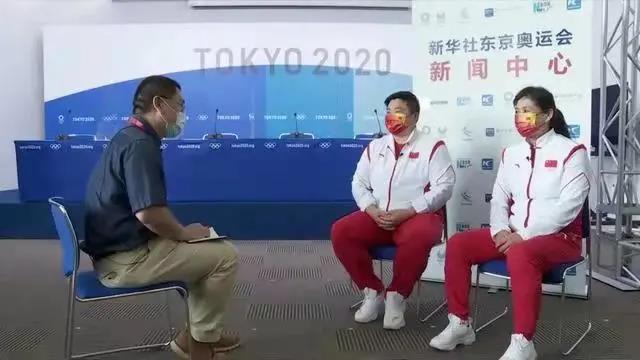 巩立姣夺金后和教练丛玉珍接受采访